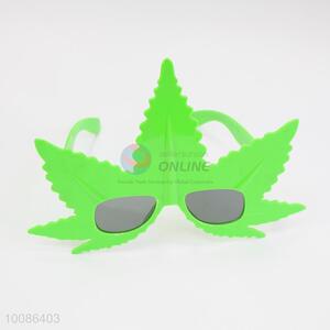 Delicate green leaf shaped plastic glasses/glasses for party