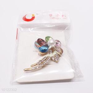 Fashionable Rhinestone Brooch Pin in Flower Shape