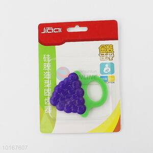 China Factory Soft Silicone <em>Baby</em> <em>Teether</em> in Grape Shape