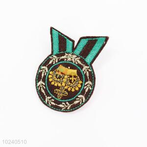 Factory wholesale medal shape embroidery badge brooch