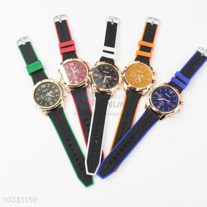 Factory Price Popular Wholesale Unisex Watch with Silicone Strap