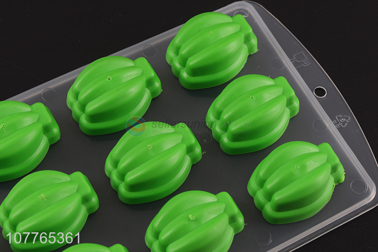 Wholesale banana shape silicone ice cube tray ice block mold