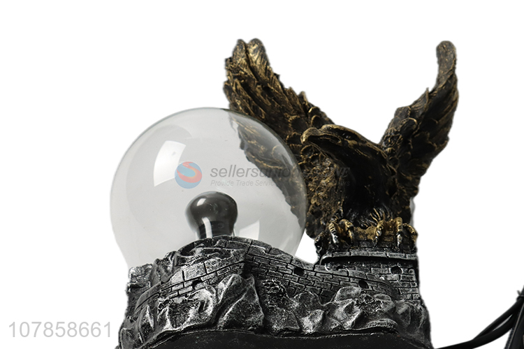 Online wholesale novelty resin eagle statue static plasma ball lamp