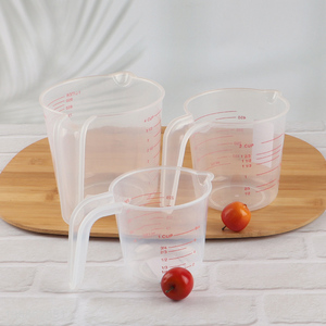 Wholesale 250 500 1000ml clear plastic measuring cup with spout